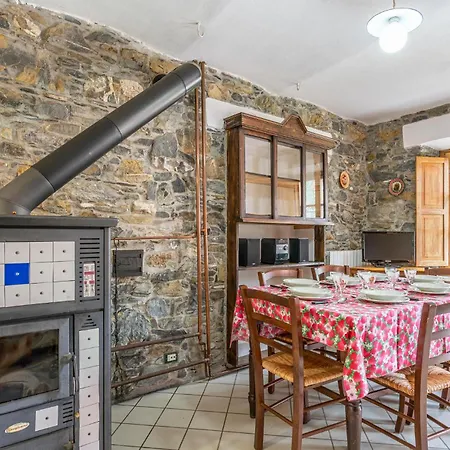 4 Bedroom Amazing In Loco Di Rovegno 펜션
